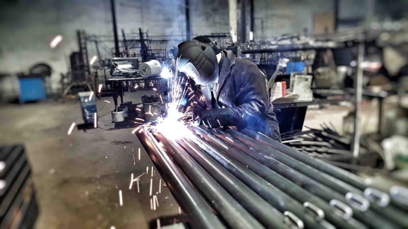 Какие материалы используют при изготовлении уличного спортивного оборудования в Саранске?